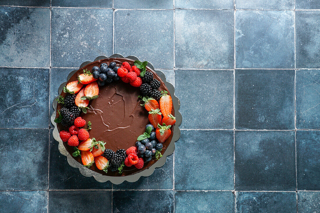 Hausgemachter Schokoladenkuchen mit frischen Beeren