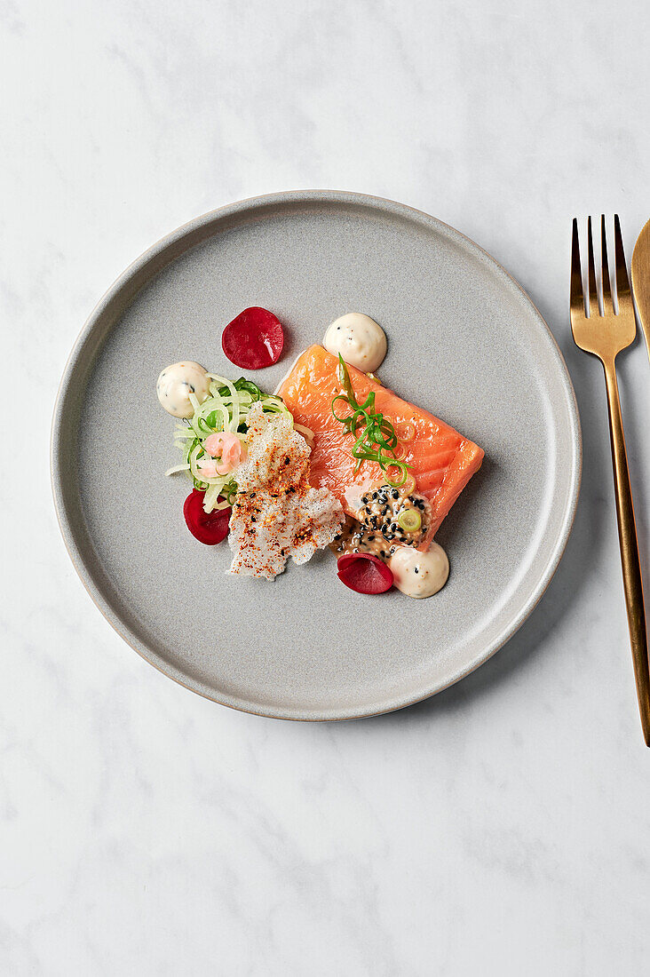 Konfierter Lachs, Sesam-Schwarzpfeffersauce, japanischer Salat, Ingwer-Yuzu-Dressing, Togarashi-Reispapier-Crisp