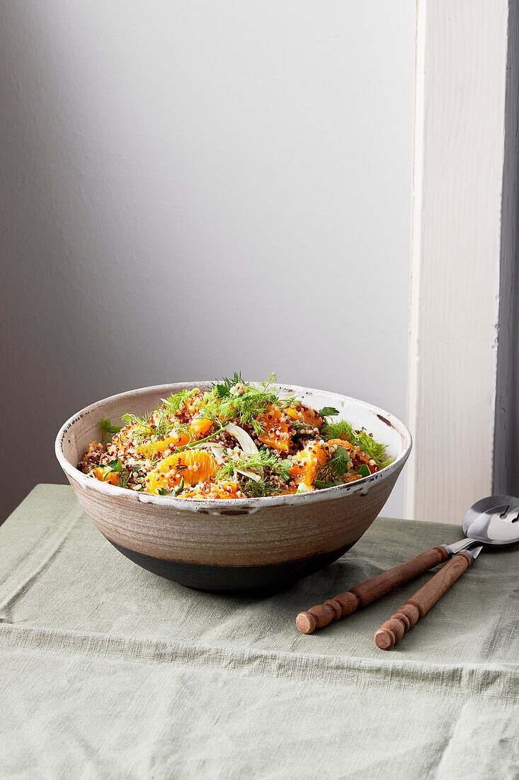 Quinoa-Salat mit Fenchel und Orangen in einer Schüssel auf einem Tisch
