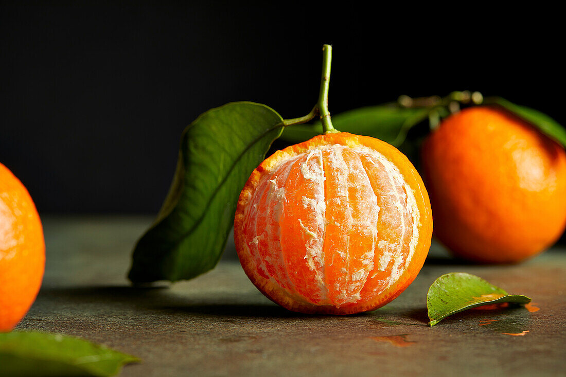 Makro-Mandarine auf dunklem Hintergrund