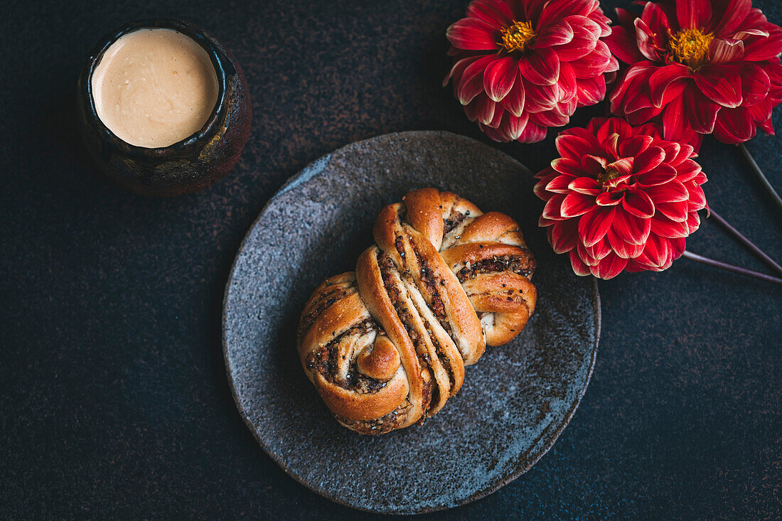 Kardamom-Brötchen auf einem Dessertteller aus Keramik