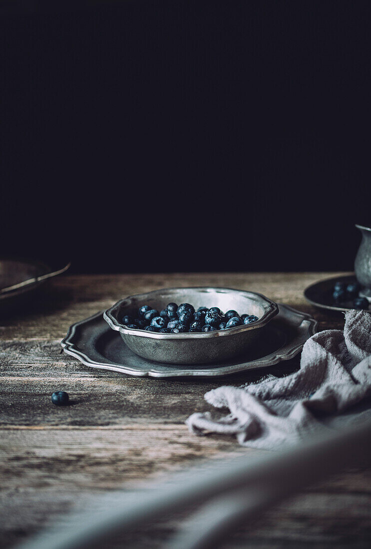 Blaubeeren in einer antiken Silberschale