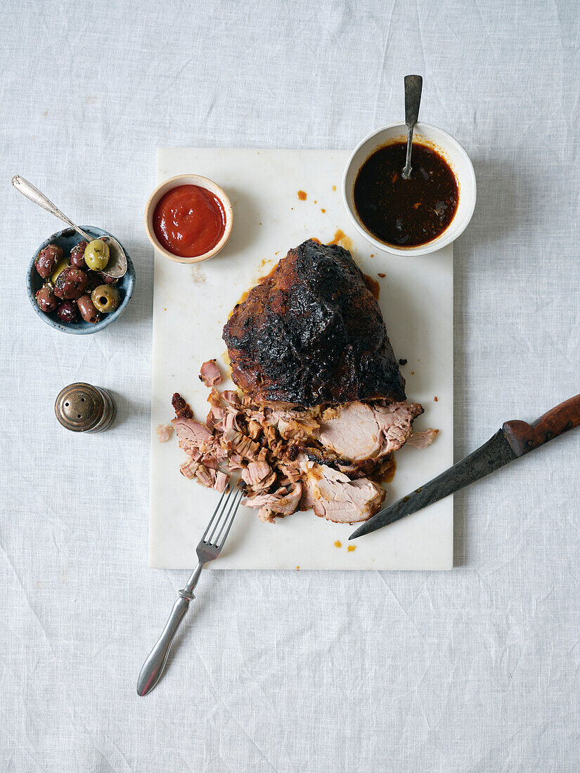 Abendessen mit Pulled Pork, Kartoffeln und Salat