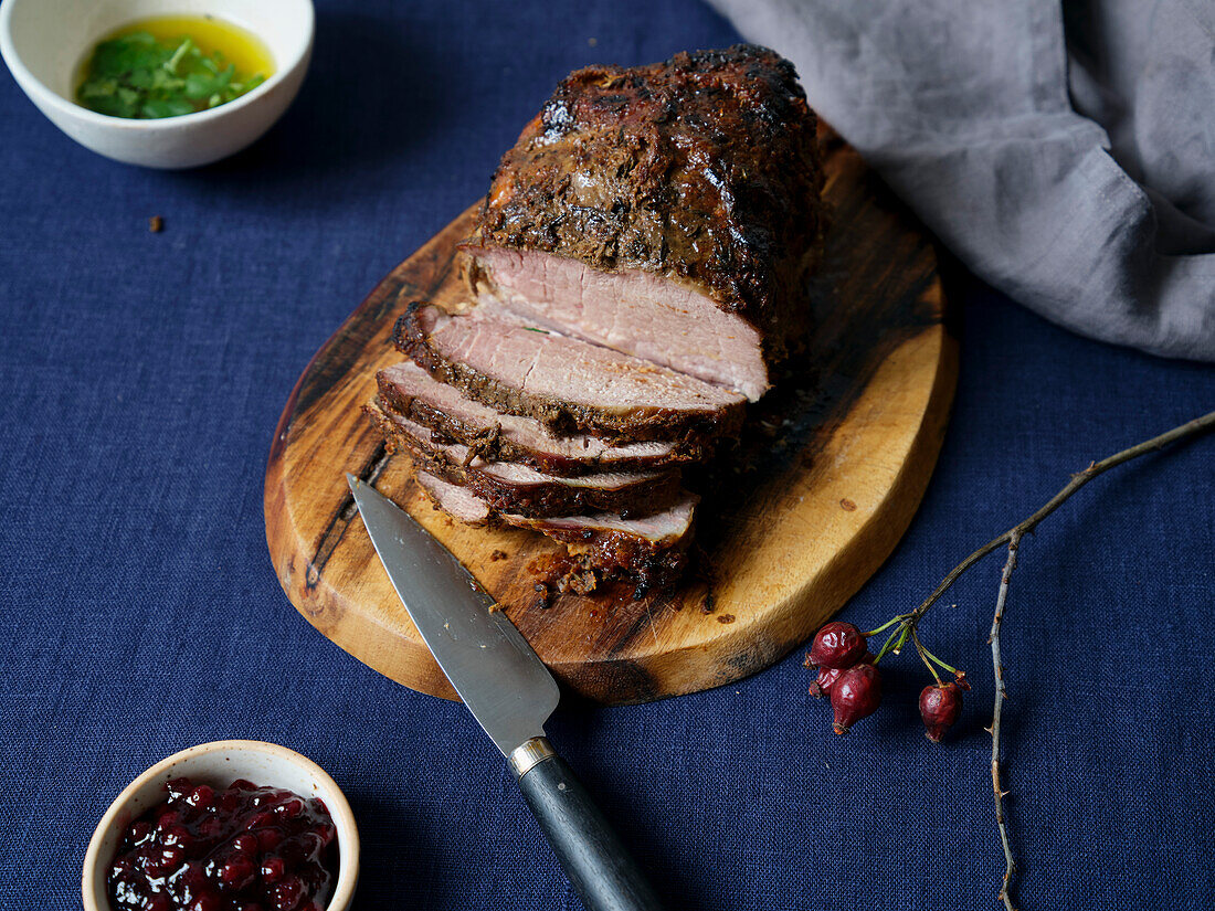 Langsam gebratenes Schweinefleisch auf blauem Hintergrund