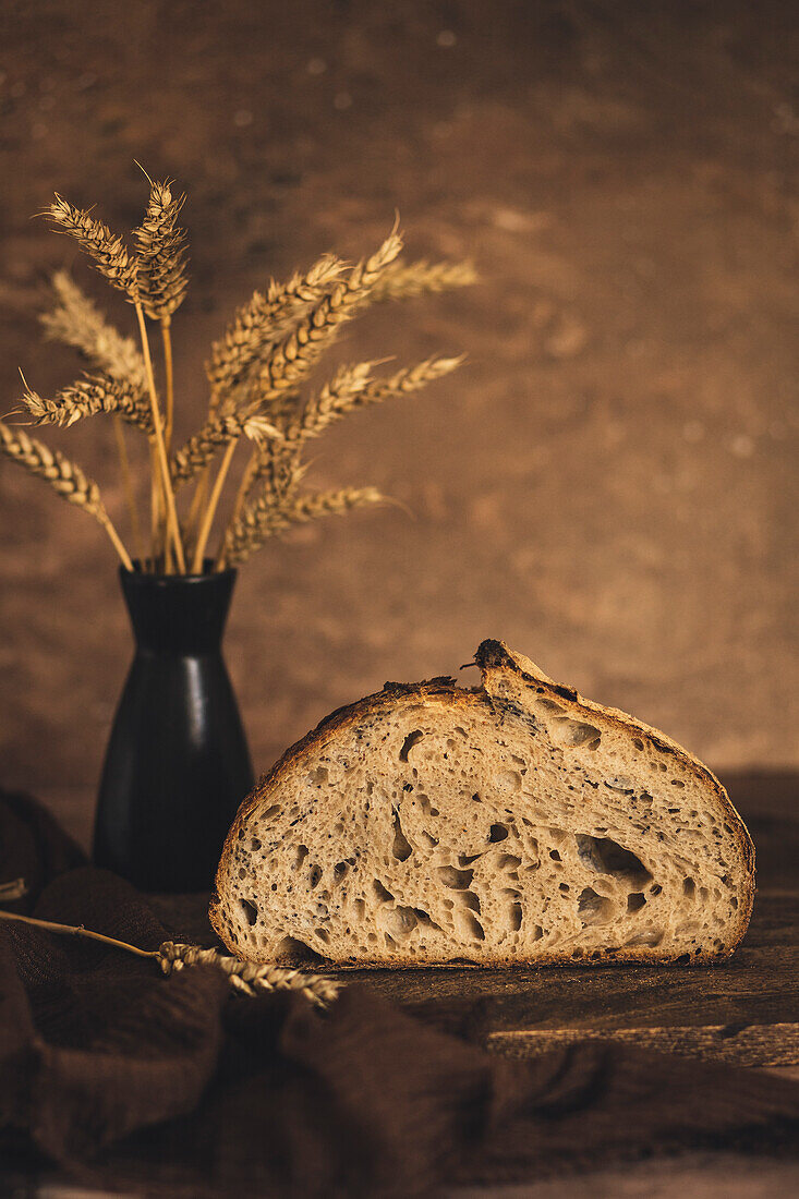 Frisches, hausgemachtes, rustikales Brot in einer Küche