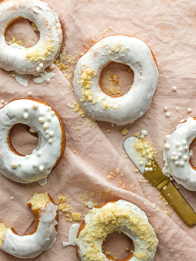 Doughnuts mit Zuckerguss und Streuseln