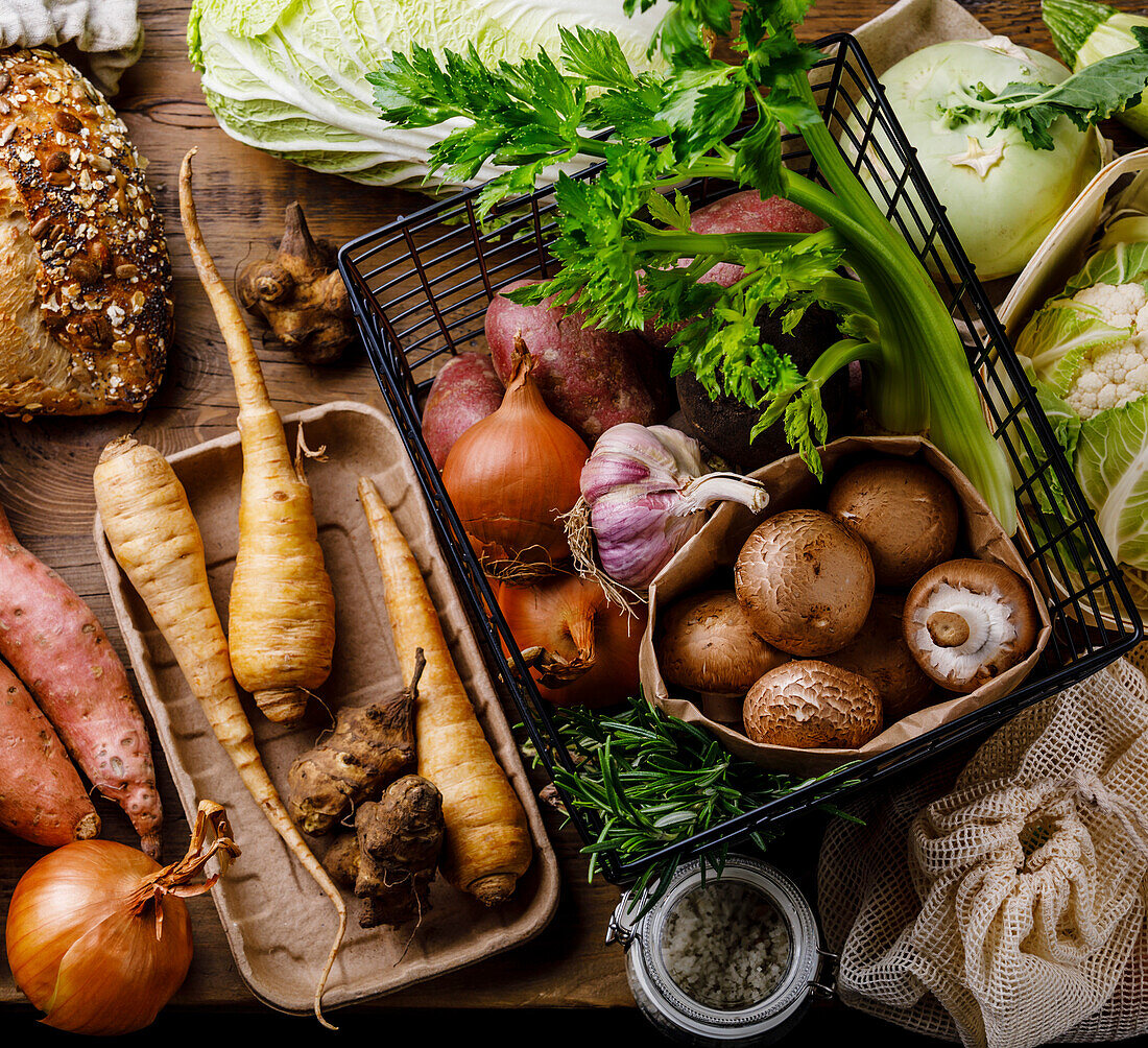 Gesunde Lebensmittel Gemüse Umweltfreundliche Verpackung wiederverwendbare Tasche Plastikfrei Zero Waste Lifestyle auf Holztisch Hintergrund