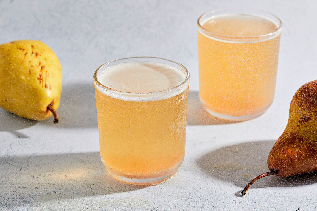 Birnencidre auf hellem Hintergrund mit hartem Licht