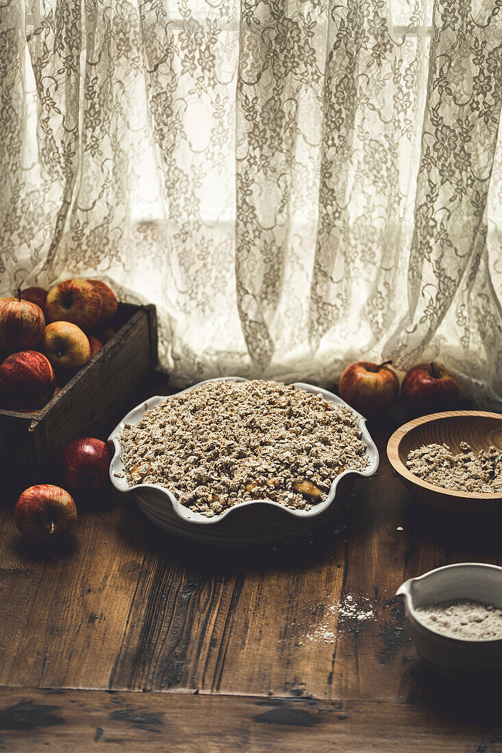 Apple Crumble in einer rustikalen Küche