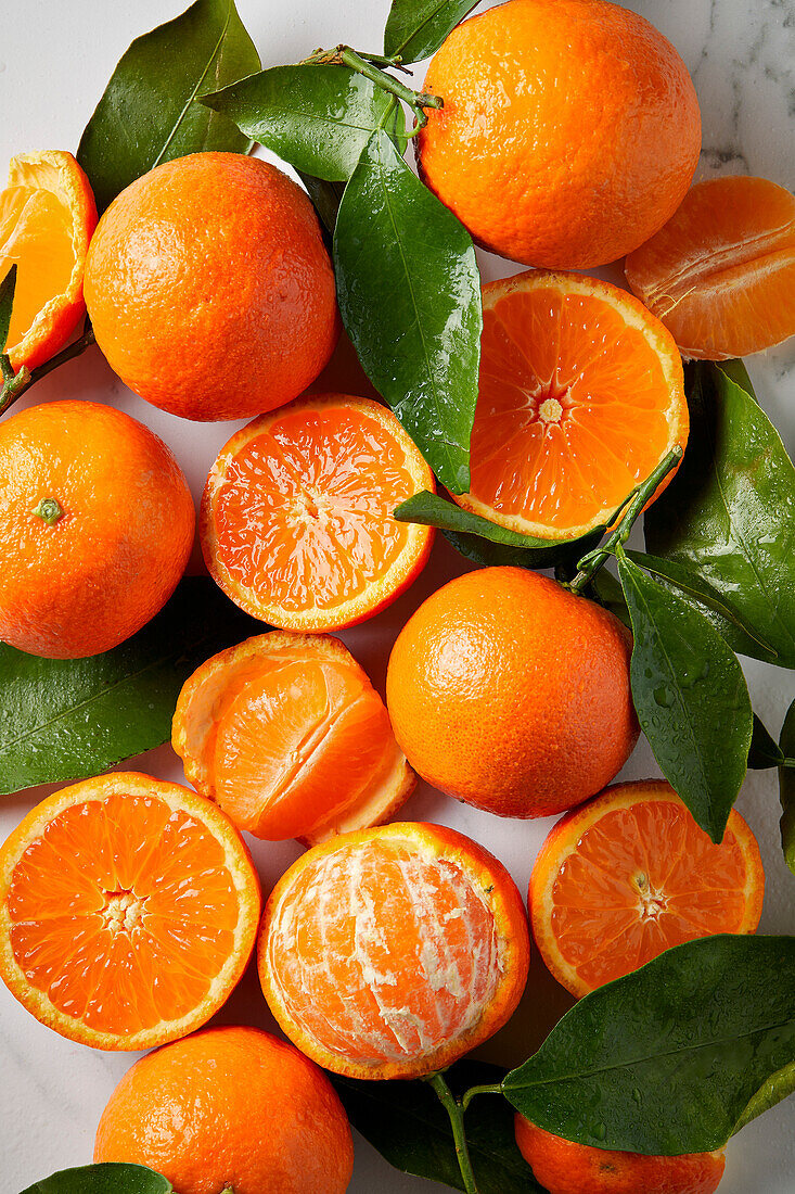 Mandarin-Orangen Flatlay auf einem Marmor-Hintergrund