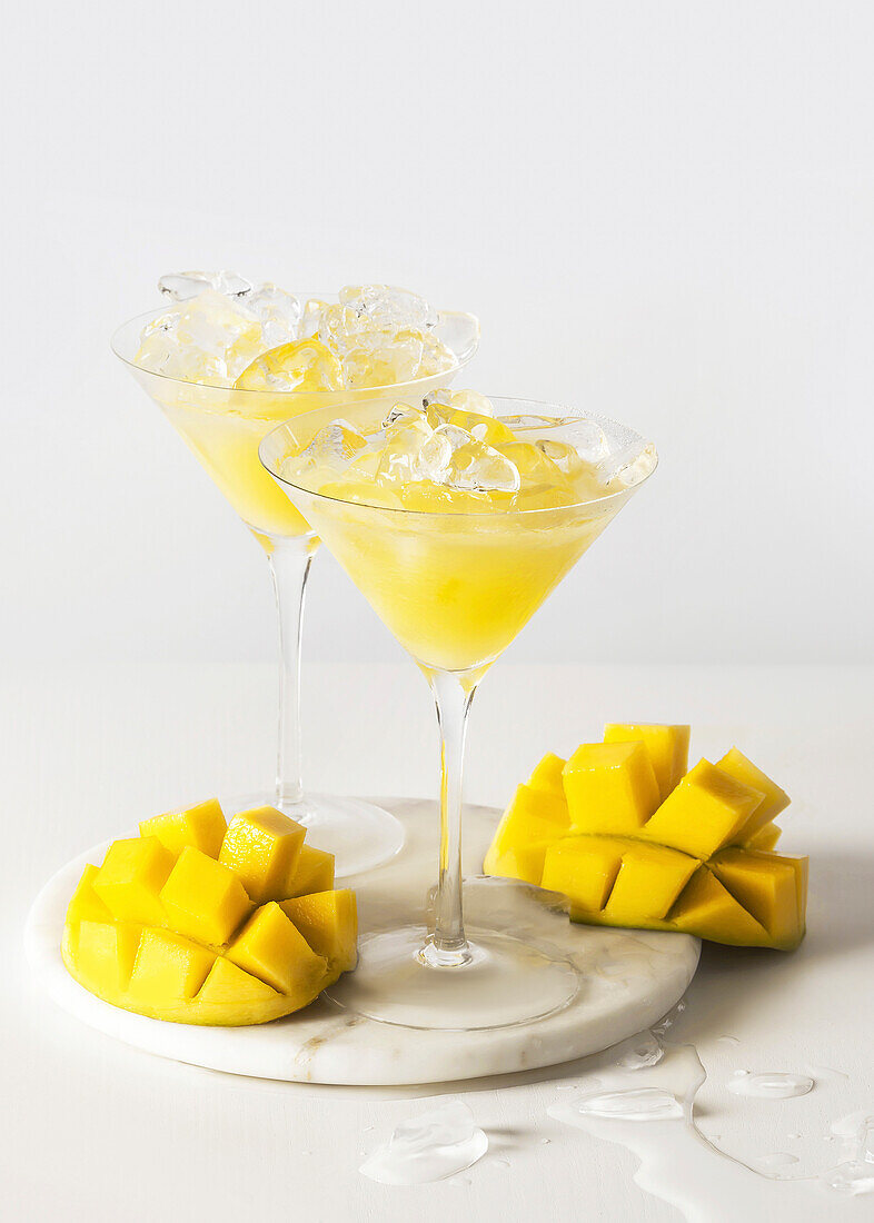 Mango-Cocktail in einem Cocktailglas auf weißem Hintergrund