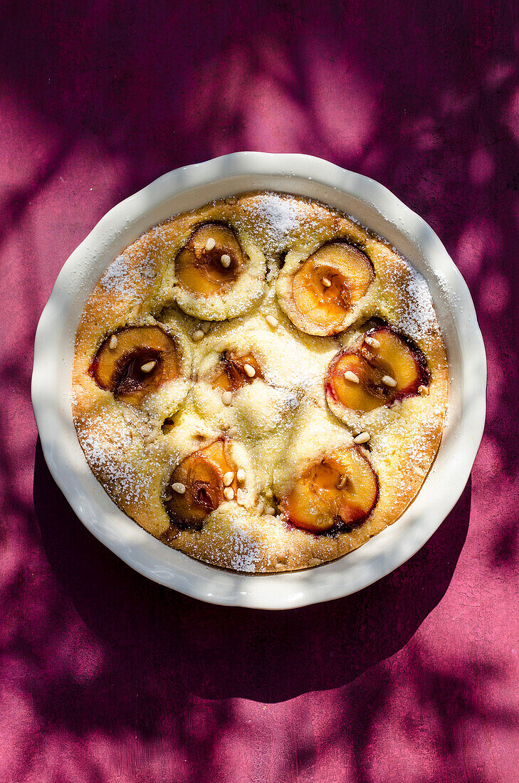 Karamellisierter Pflaumenkuchen in einer Schüssel