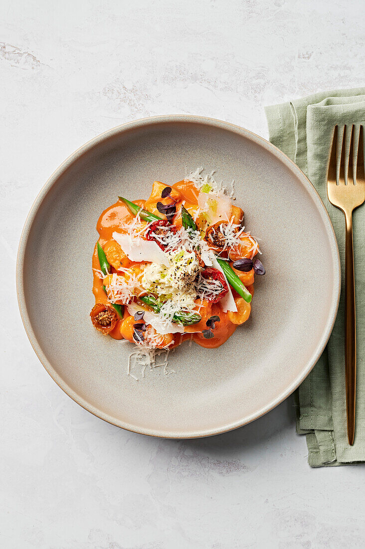 Gnocchi, Tomatenemulsion, geröstete Kirschtomaten, Spargelstangen, Stracciatella, Parmesan, lila Basilikum