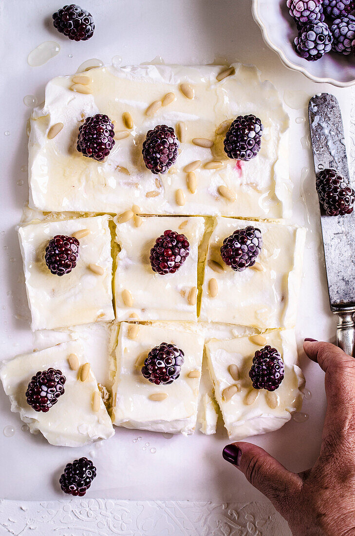 Yoghurt semifreddo with blackberries