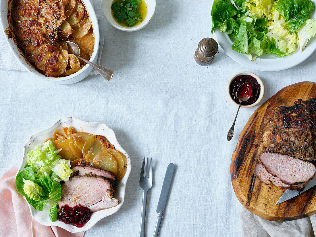 Abendessen mit langsam gebratenem Schweinefleisch, Kartoffeln und Salat