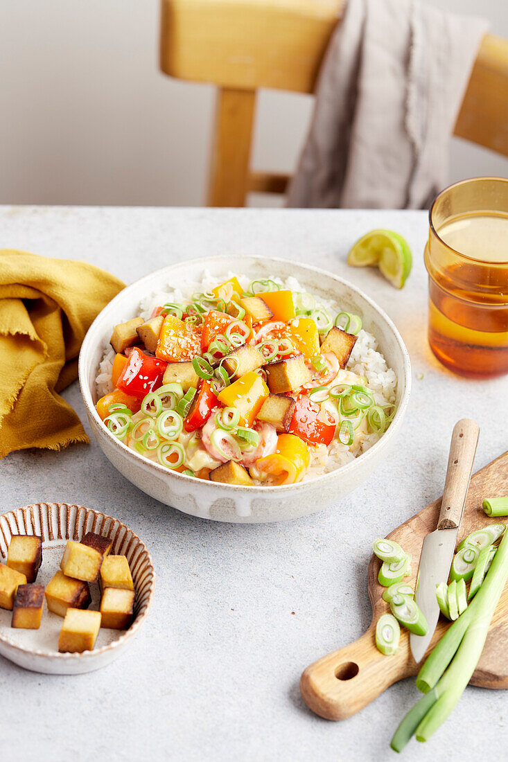 Gemüse und Tofu in Kokosnuss-Erdnuss-Sauce mit Basmatireis