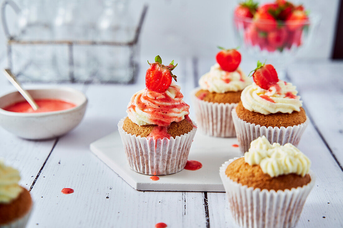 Erdbeer-Cupcakes mit Frischkäseglasur und Coulis