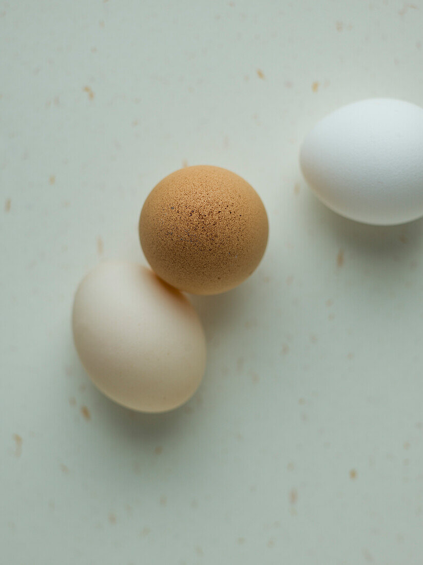 Eier, verschiedene Farben und Texturen auf Weiß