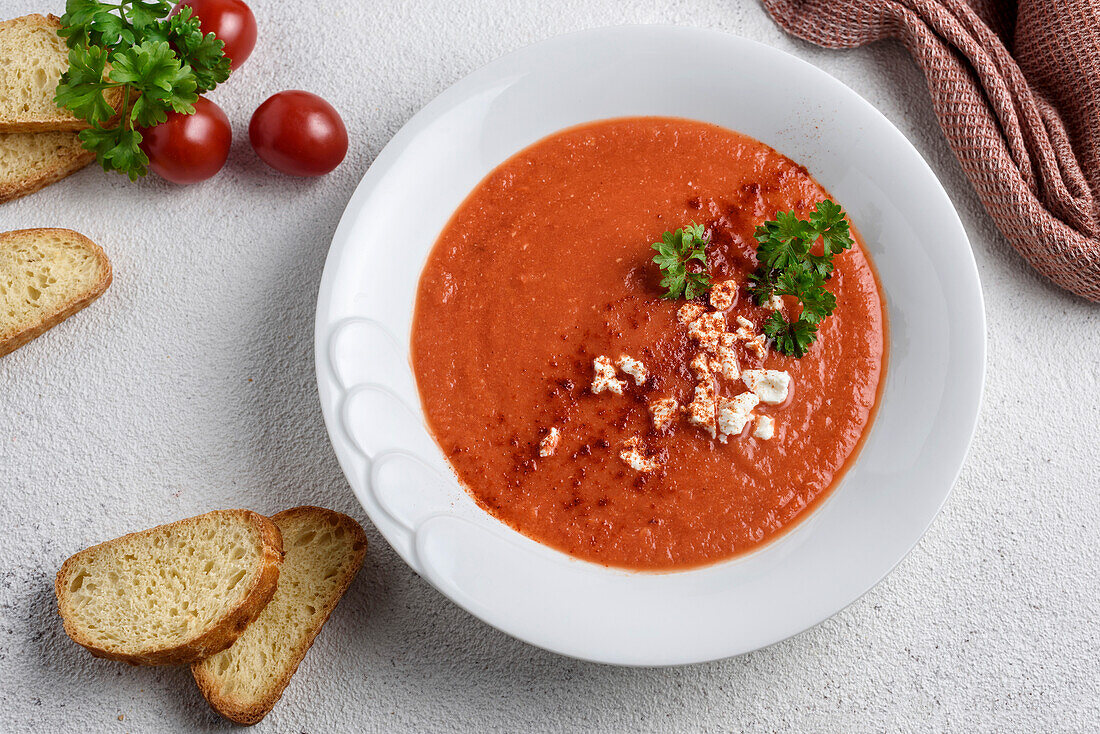 Tomatencremesuppe, dekoriert mit Käse und Petersilie. Ansicht von oben