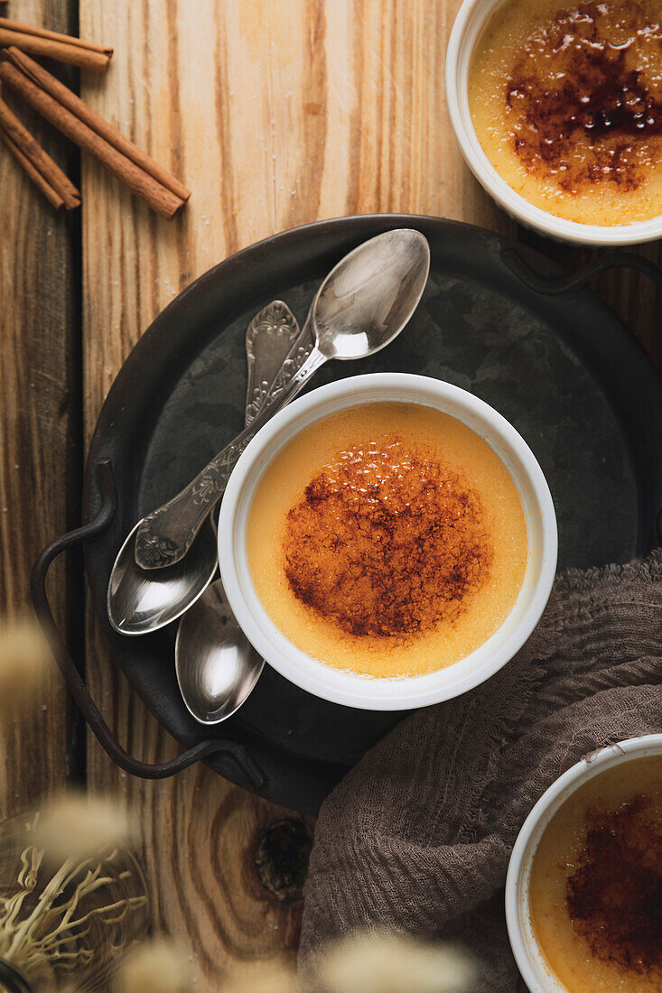 Crema Catalana Spanischer Custard auf einer hölzernen Küchenplatte