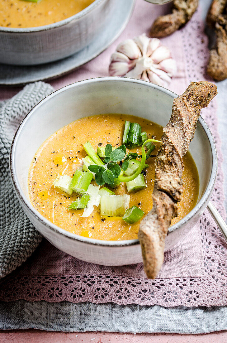 Französische Knoblauchsuppe in einer Schale