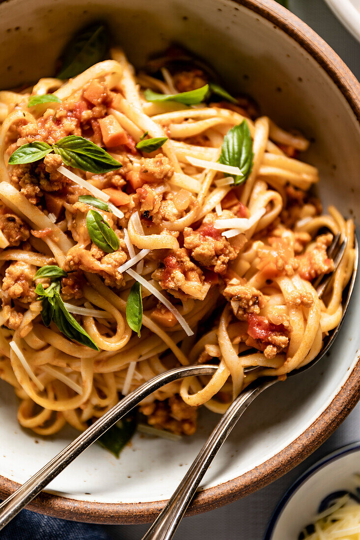 Hausgemachte Spaghetti Bolognese mit Fleisch und Nudeln