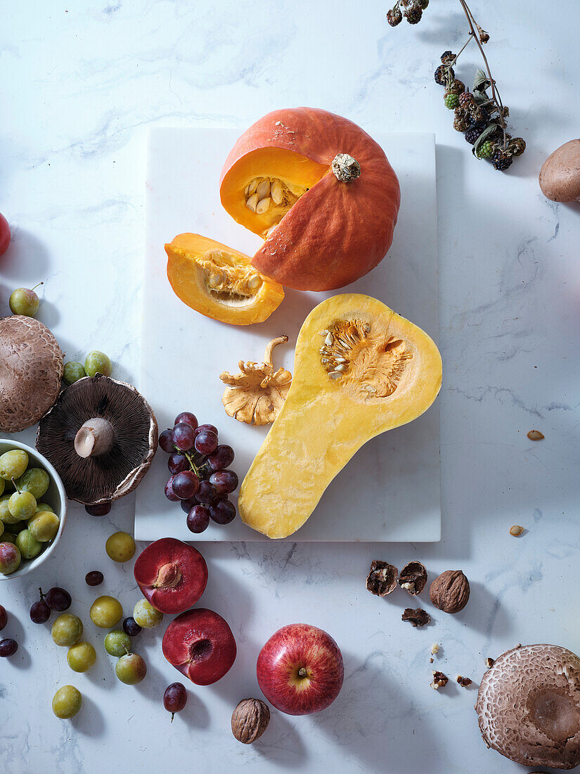 Gesundes vegetarisches Essen der Saison. Flache Platte mit Herbstgemüse, Obst und Pilzen vom örtlichen Markt. Vegane Zutaten