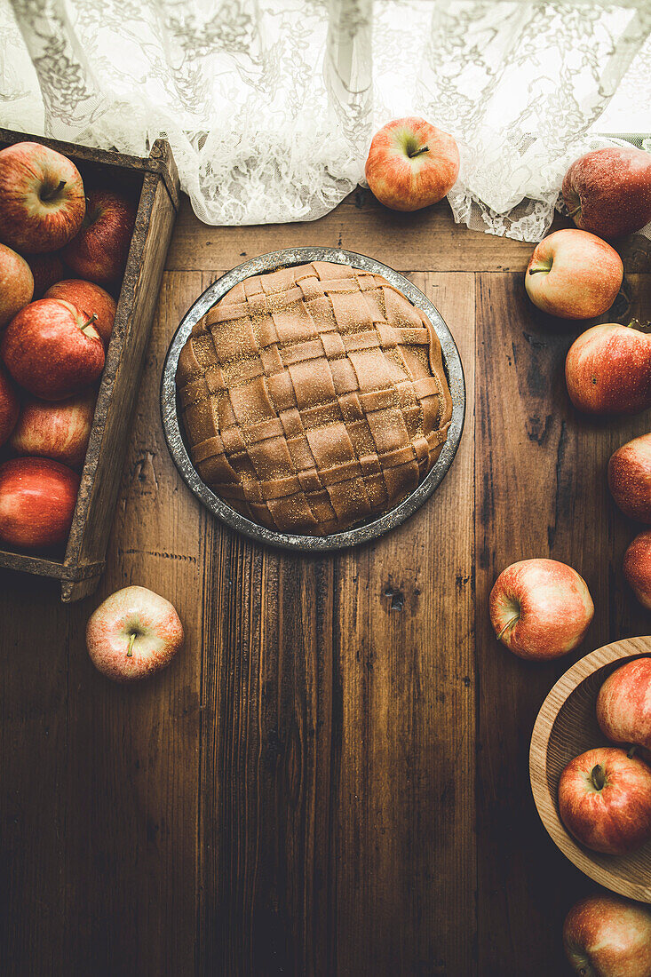 Apfelkuchen in einer rustikalen Küche