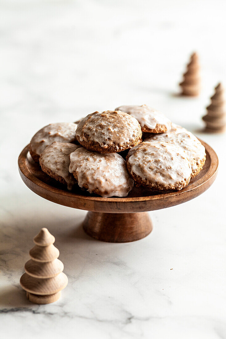 Deutsche Lebkuchen-Plätzchen auf einer Holzkuchenplatte