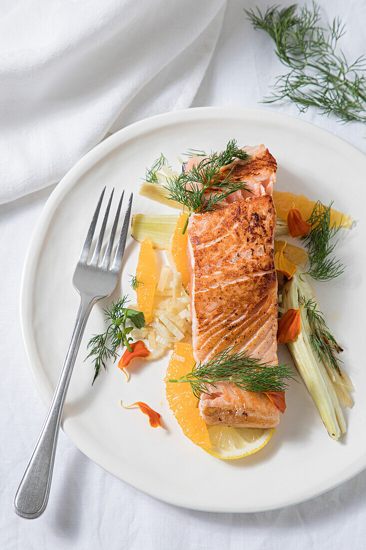 In Scheiben geschnittenes Lachs-Fischsteak auf einem Teller mit Gemüse