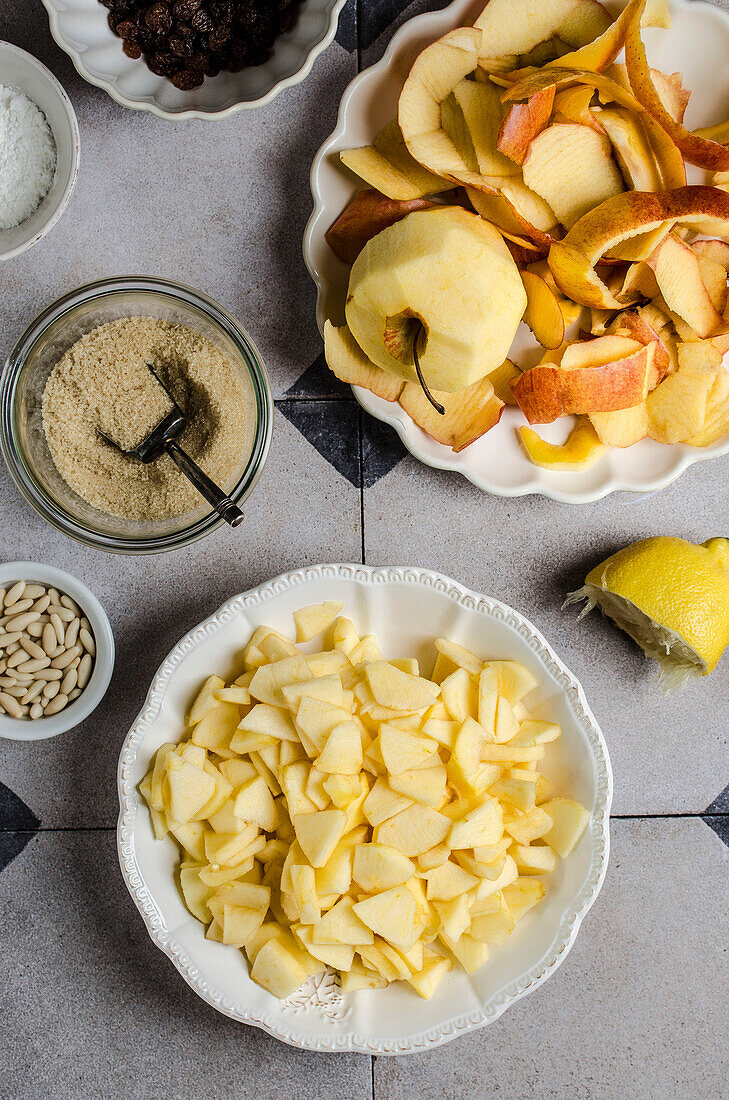 Ingredients and preparation of an apple strudel