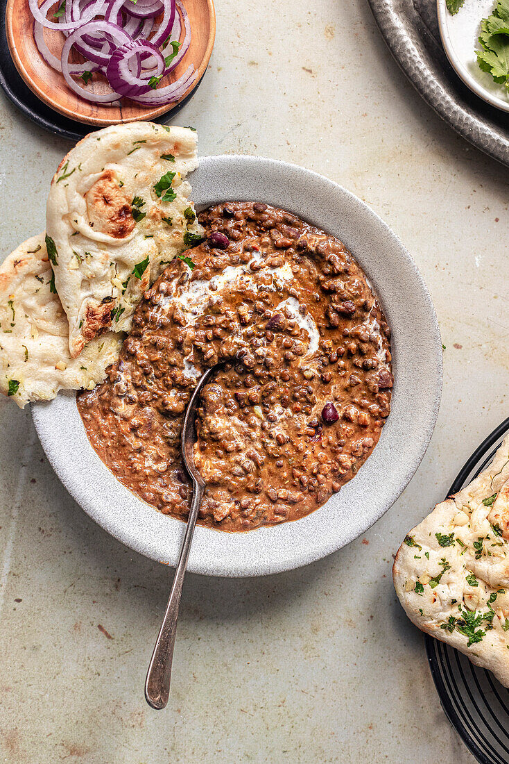 Schüssel Dal Makhani serviert mit Naan-Brot