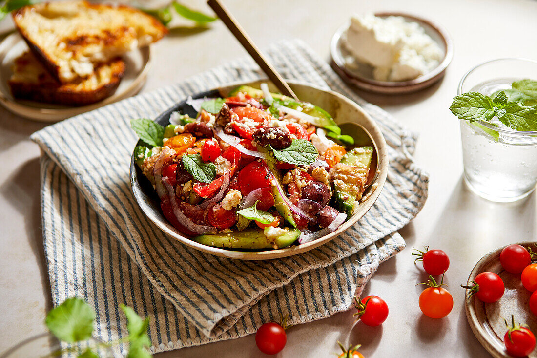 Sommerlicher griechischer Salat im Sommerlicht