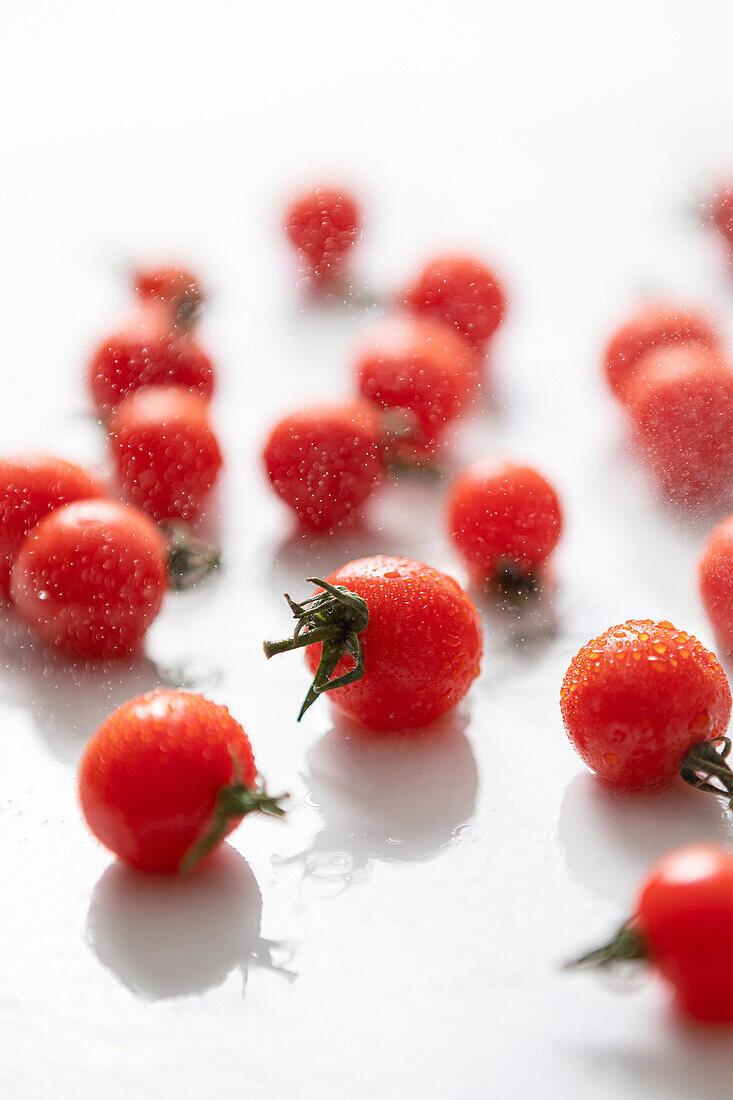 Kirschtomaten und Wassertröpfchen