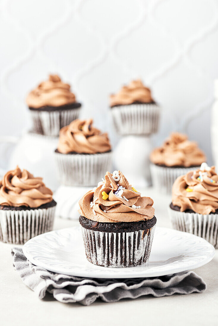 Vegane Schokoladen-Feigen-Cupcakes mit veganem Schokoladen-Irish-Cream-Frosting