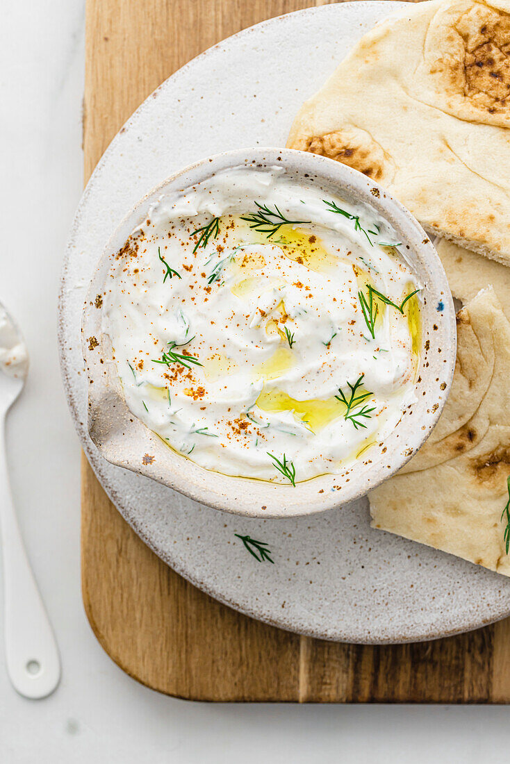 Yoghurt dill garlic sauce with flatbread