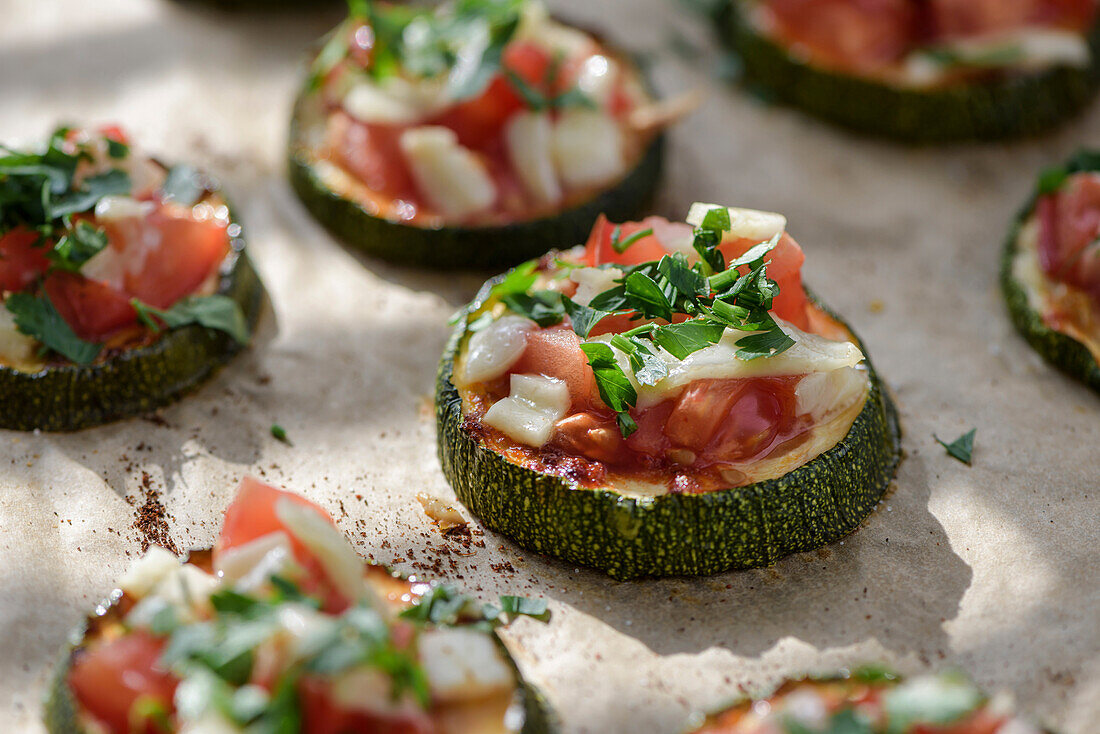 Gebackene Zucchini mit Tomaten und Käse