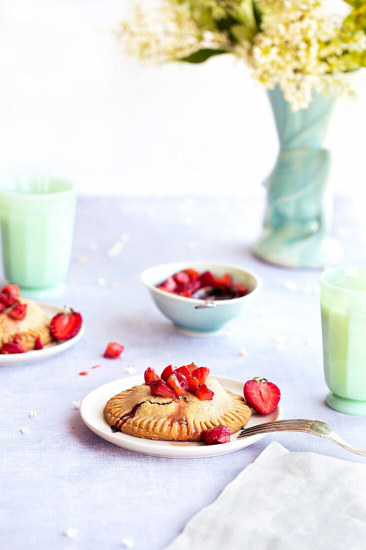 Erdbeer-Handkuchen mit Haselnusskruste