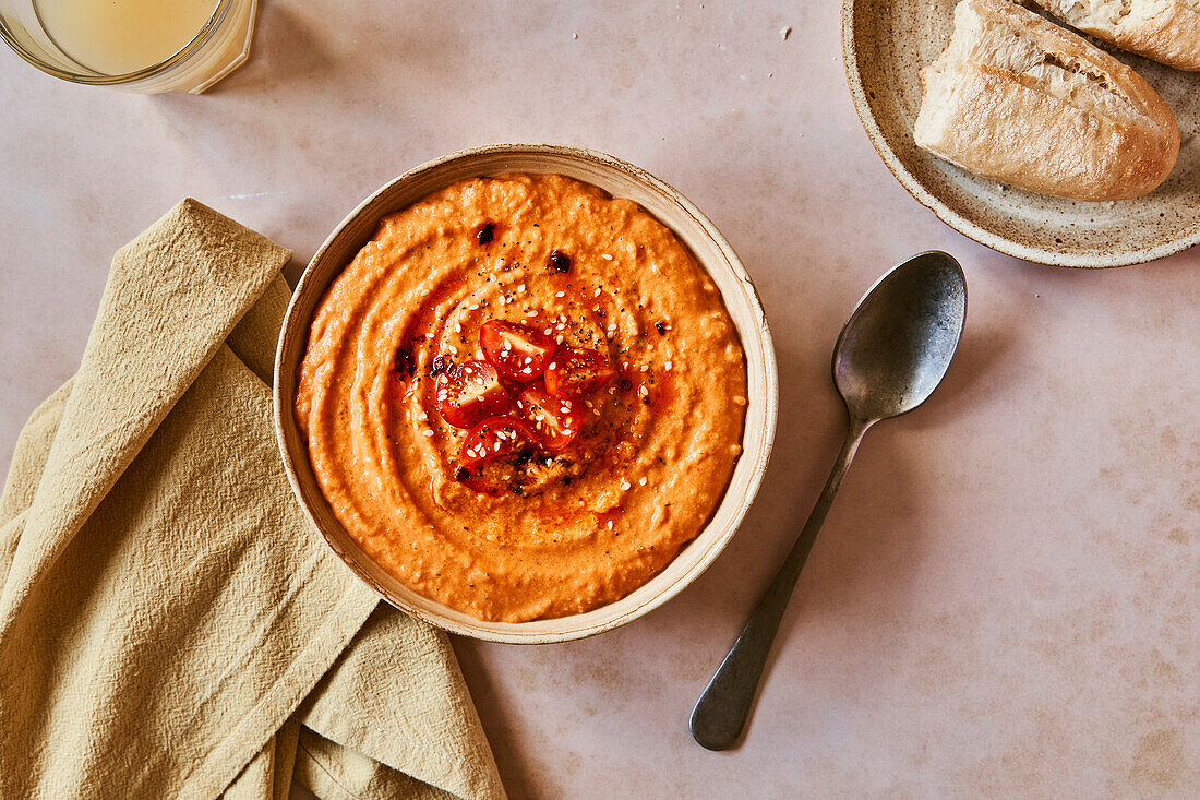 Butternusskürbis- und Tomatensuppe mit Brot und Saft