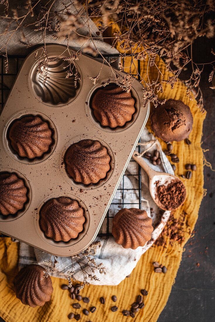 Hausgemachte Moka-Madeleine-Kaffeekuchen in einem Backblech