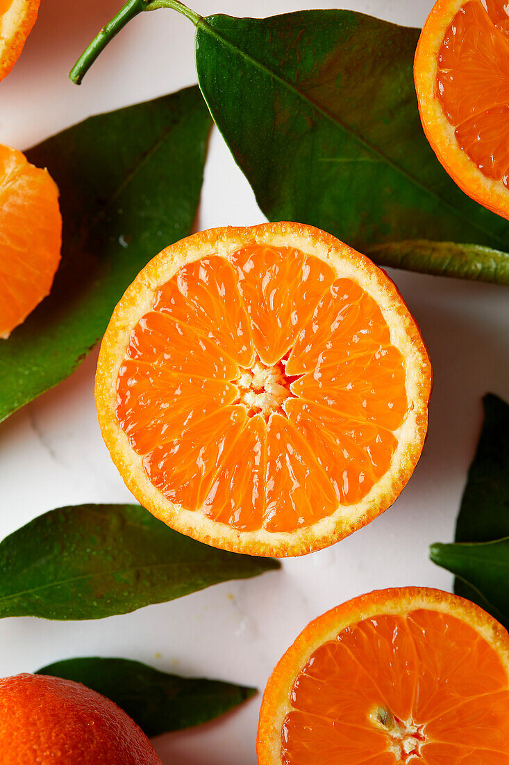 Mandarin Orangen Scheibe Flatlay auf einem Marmor Hintergrund