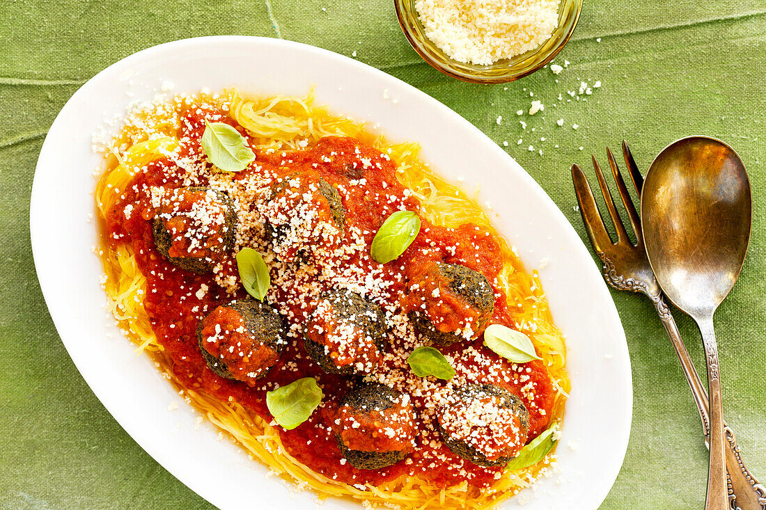 Spaghetti Squash mit hausgemachter Marinara und Linsenfleischbällchen