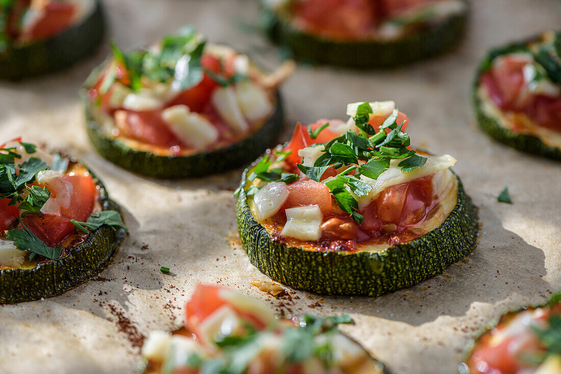 Gebackene Zucchini mit Tomaten und Käse