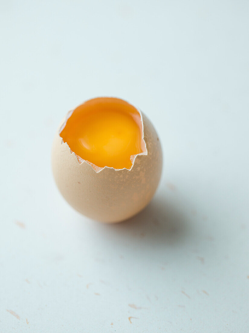 Gekochtes Ei auf weißem Untergrund
