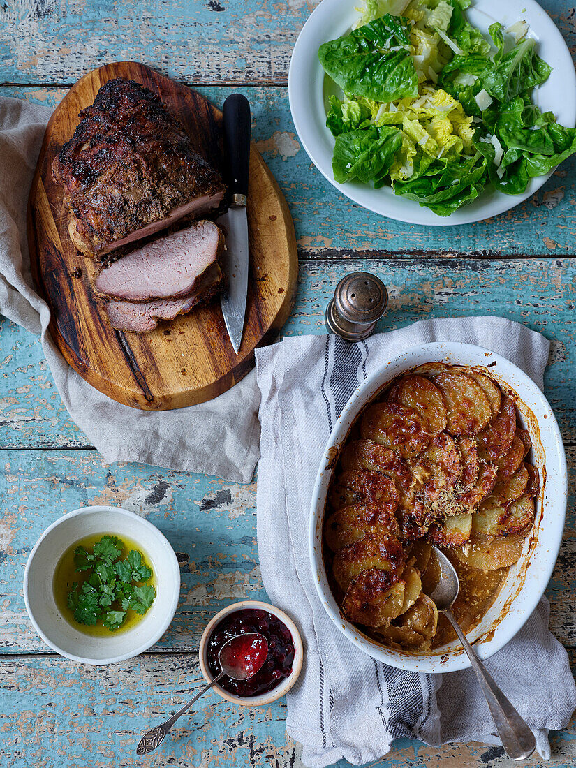 Abendessen mit langsam gebratenem Schweinefleisch, Kartoffeln und Salat