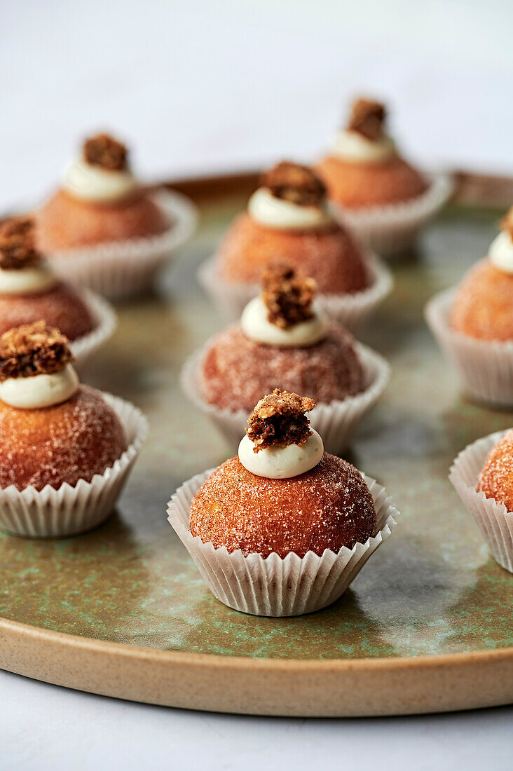 Karamellisierter Apfel-Zimt-Donut, Chantilly-Creme, gewürzte Haferstreusel