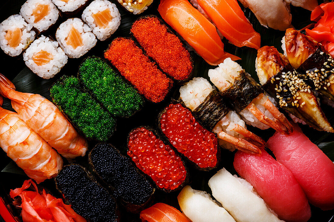 Sushi-Set Gunkan, Nigiri und Rollen in Nahaufnahme