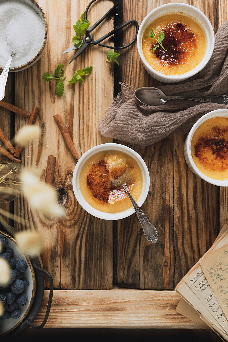 Crema Catalana Spanischer Custard auf einer hölzernen Küchenplatte