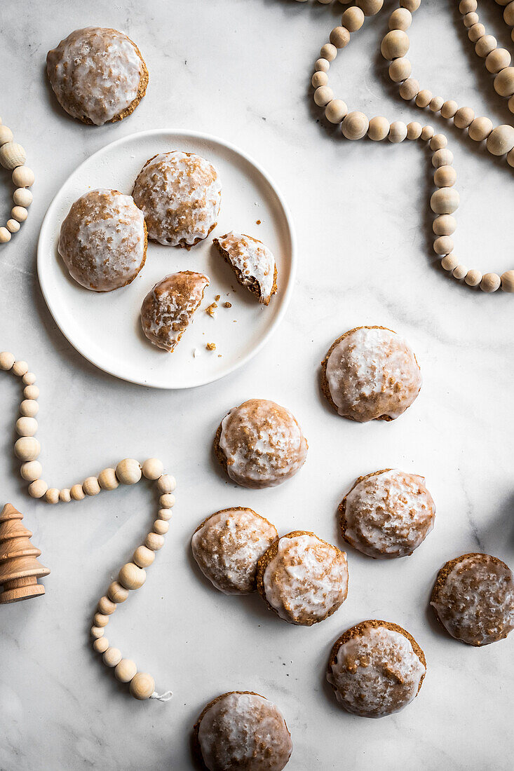 Deutsche Lebkuchen auf einer Marmorplatte mit Weihnachtsdekoration