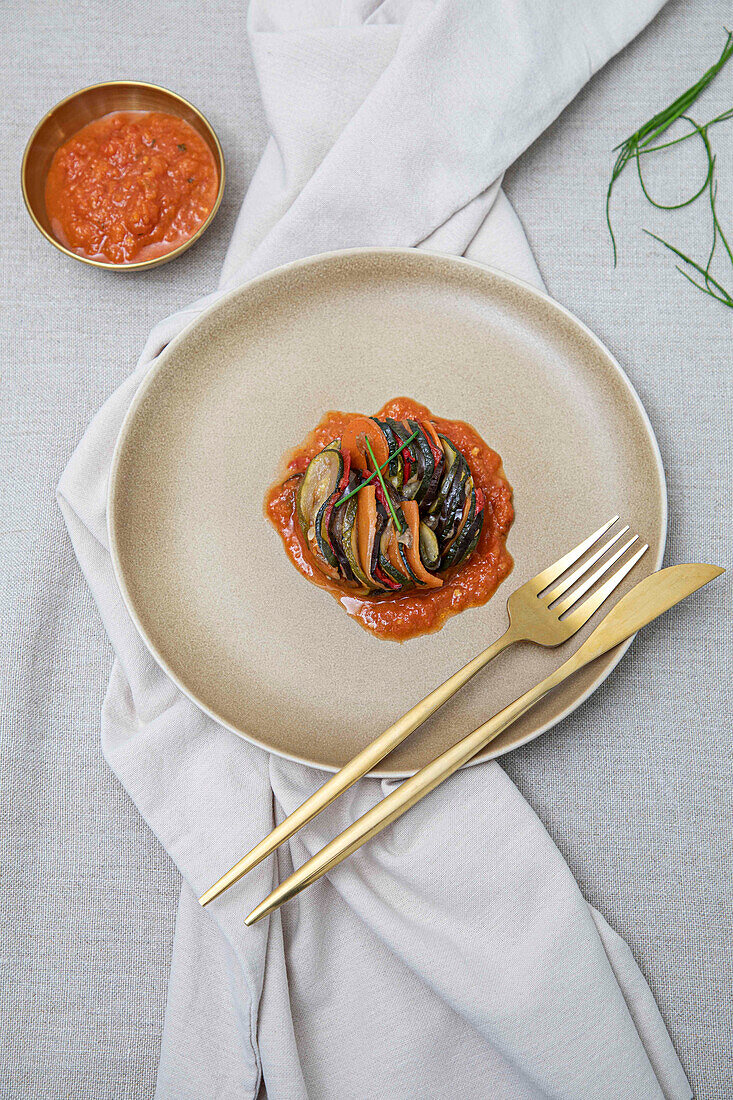 Eine moderne Variante von Ratatouille oder gemischtem gedünstetem Gemüse, serviert auf einem Keramikteller